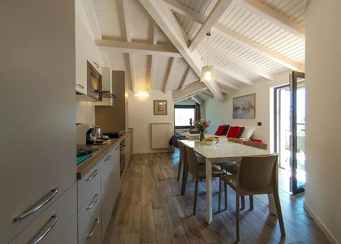 Silence Mit Panorama Balkon דירה